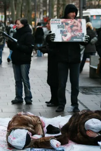 Demonstration im Rahmen des globalen Aktionswochenendes gegen den Pelzverkauf der ESCADA AG in Hamburg Bild: Demonstration im Rahmen des globalen Aktionswochenendes gegen den Pelzverkauf der ESCADA AG in Hamburg