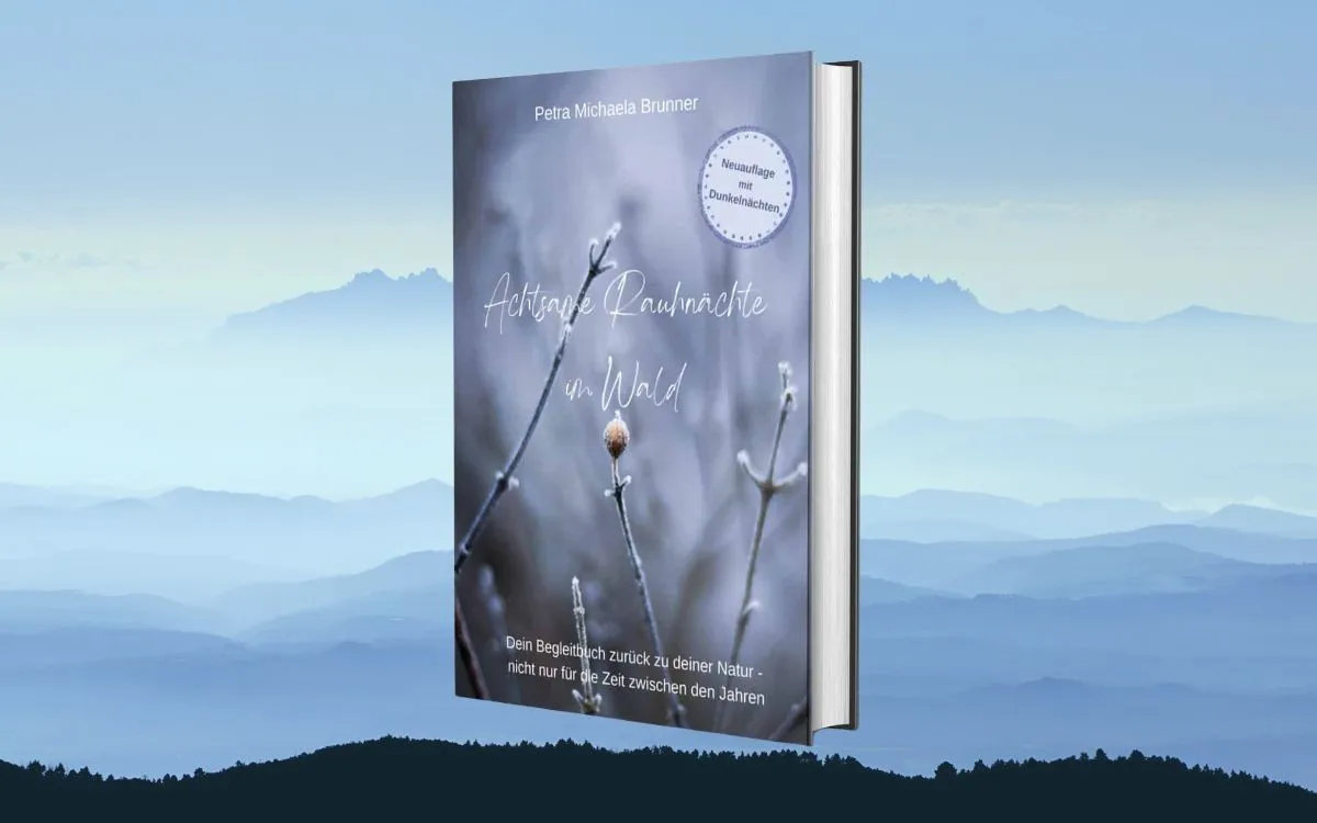 Buchcover „Achtsame Rauhnächte im Wald“ von Petra Michaela Brunner – Neuauflage 2025 mit Dunkelnächt (© Petra Michaela Brunner)