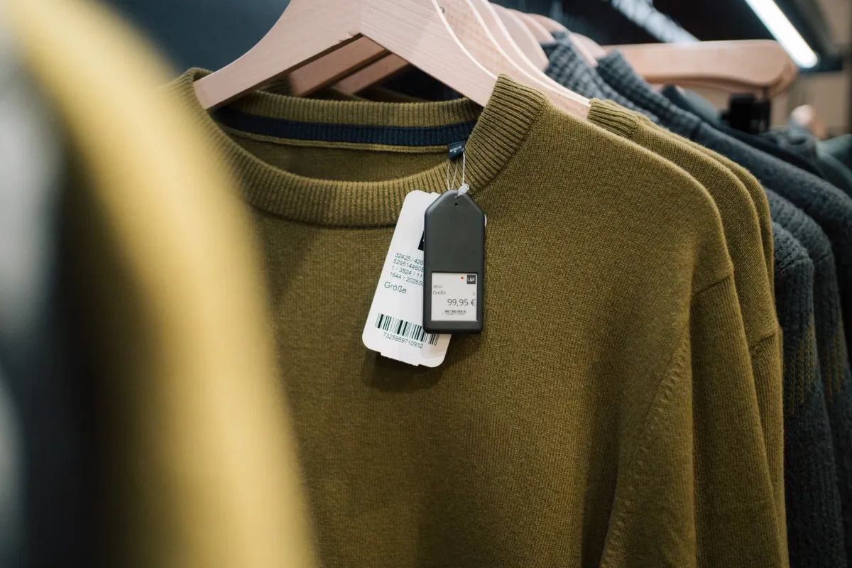 L&T hat sein Vorzeige-Modehaus in Osnabrück mit intelligenten Hangtags ausgestattet. (© L&T)