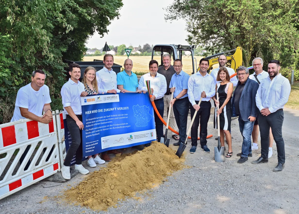 Vertreter der epcan, Muenet, Stadt Krefeld, Atenekom, Bezirksregierung, Politik und des Ministeriums (© epcan GmbH)