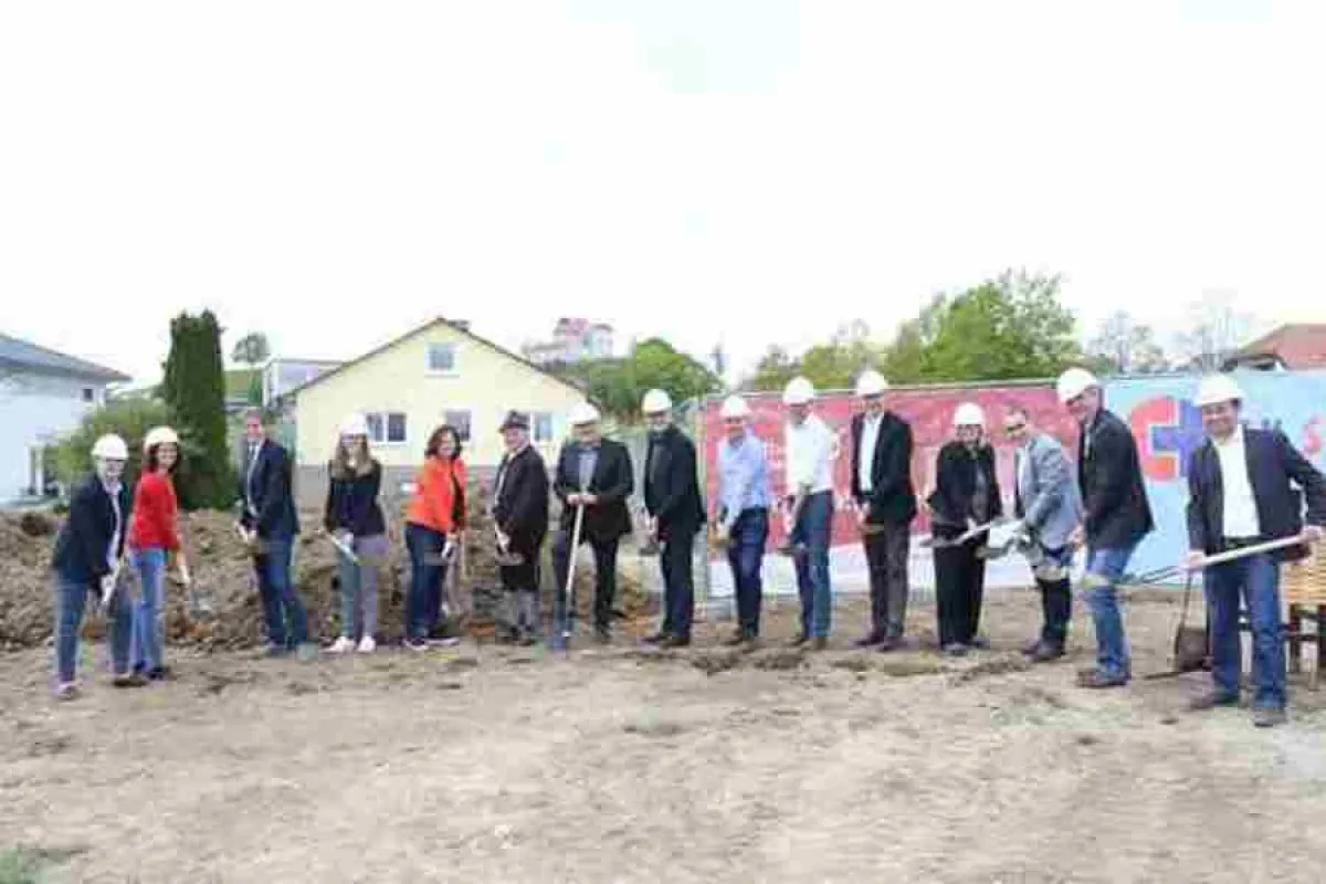 Symbolischer Spatenstich der Projektbeteiligten (siehe Text)