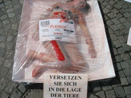 Blutverschmierte Menschen in Fleischschalen / Reutlinger Tierschützer demonstrieren gegen Massentierhaltung Bild: Blutverschmierte Menschen in Fleischschalen / Reutlinger Tierschützer demonstrieren gegen Massentierhaltung
