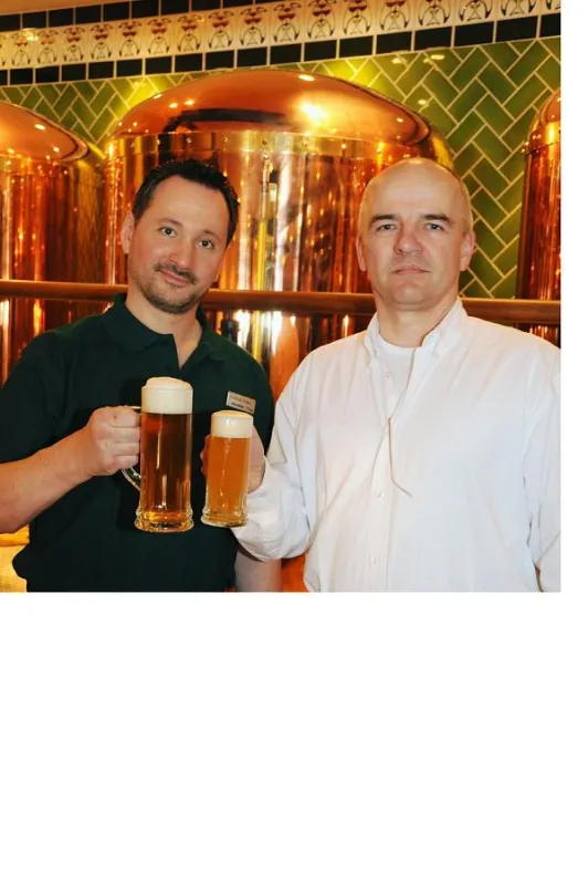 Ludwig (rechts) mit dem Braumeister der AIDAmar