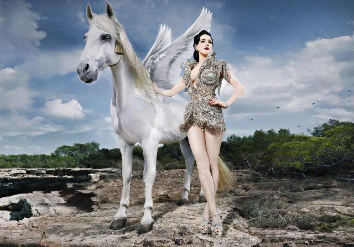 Dita von Teese als Göttin Athene © James Nader