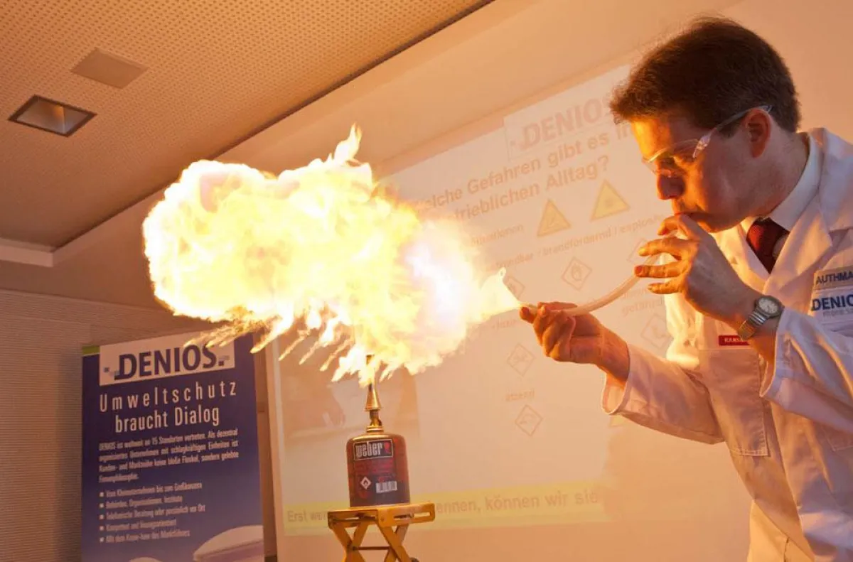 Tobias Authmann von der DENIOS AG und sein Experimentalvortrag