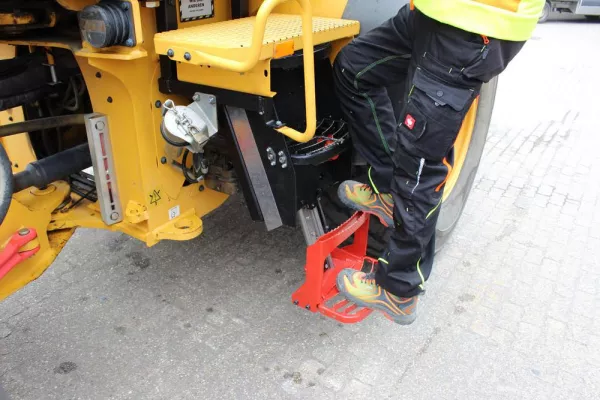 Bild: Vom Bagger oder Trecker abspringen kann böse Folgen haben!