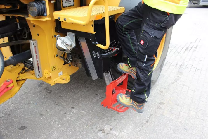 Bild: Vom Bagger oder Trecker abspringen kann böse Folgen haben!