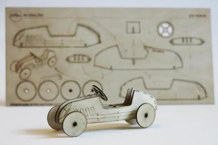 Der kleine flink - das Holz-Rutschauto für Daddys Schreibtisch Bild: Der kleine flink - das Holz-Rutschauto für Daddys Schreibtisch