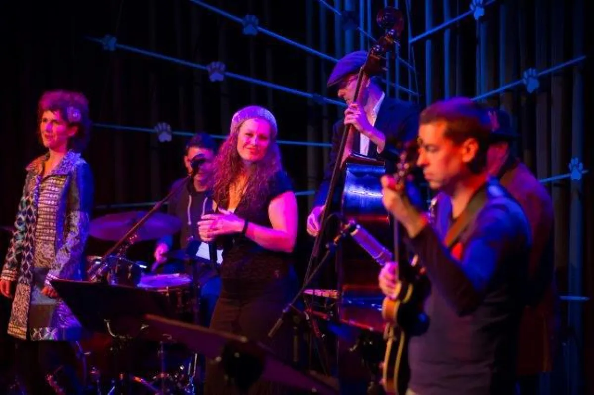 Im vierten Jazz-Abenteuer von Kater Matze geht es für die Münchner Kinder ins Weltall