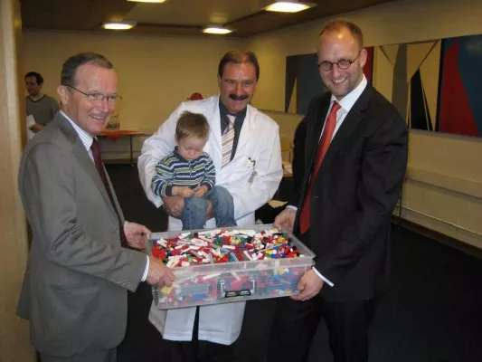 Bild: Die LEGO Gruppe spendet Kinderspital Zürich 50.000 Franken