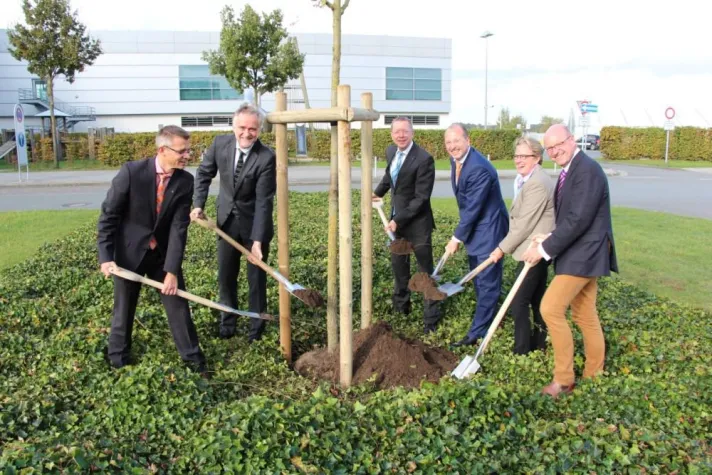 Bild: Oberbürgermeister griffen zum Spaten – Symbolische Baumpflanzung am Flughafen Münster/Osnabrück