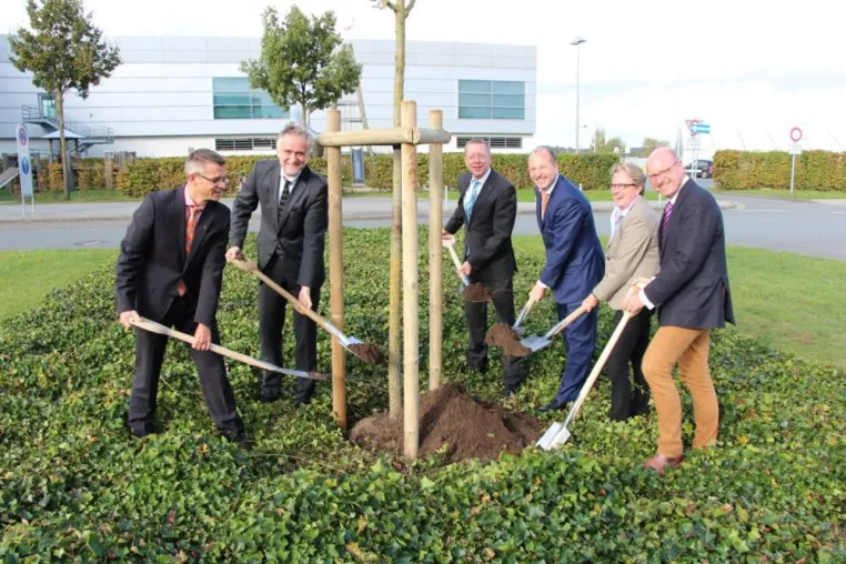 Bild: Oberbürgermeister griffen zum Spaten – Symbolische Baumpflanzung am Flughafen Münster/Osnabrück