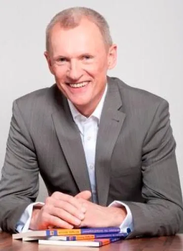 Bild: Wolfgang Bönisch stellt neues Seminarkonzept für 2012 vor