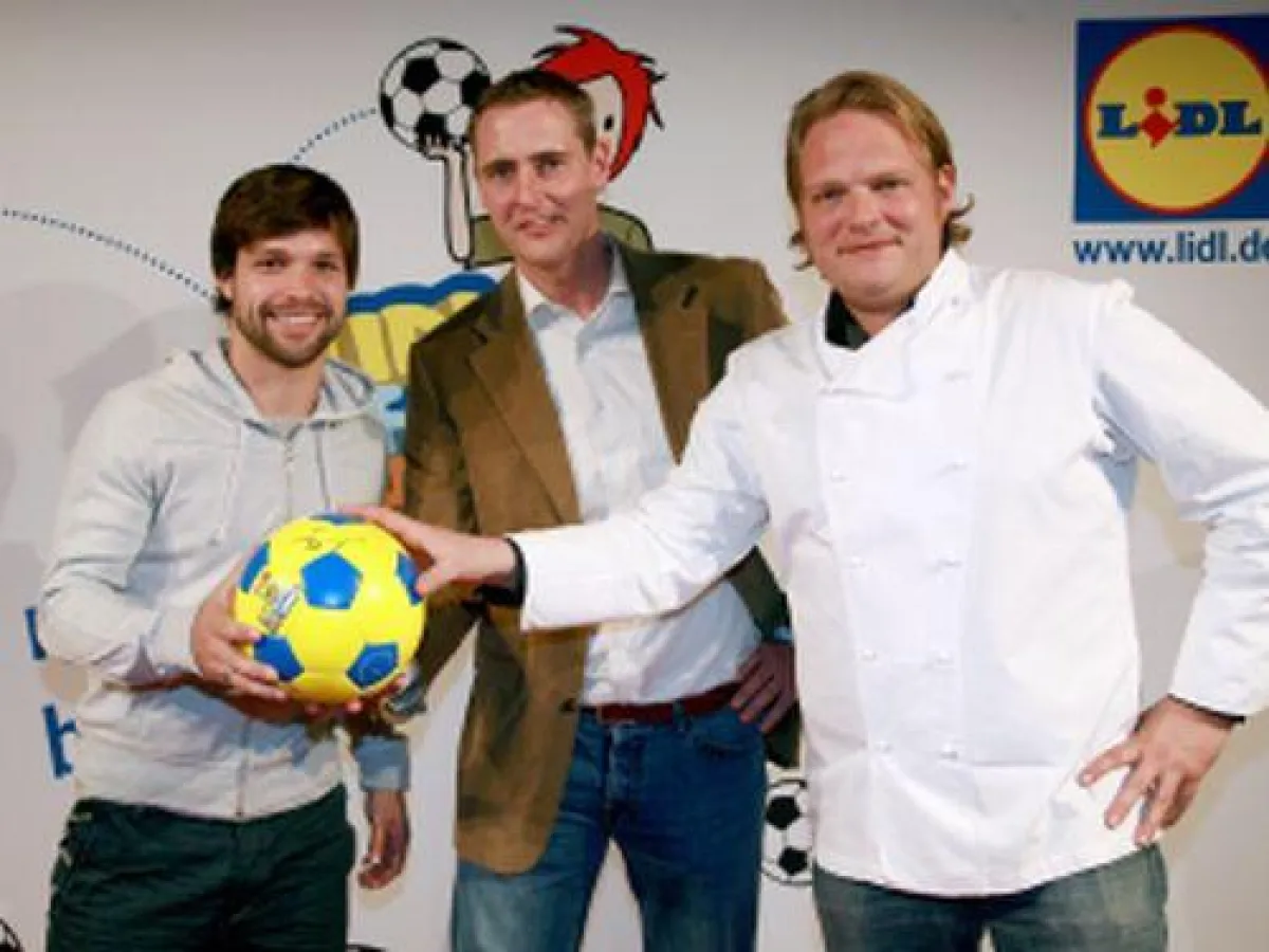 Werder-Bremen-Spieler Diego, Lidl-Geschäftsführer Wolf Tiedemann und Sternekoch Björn Freitag gaben in Köln den offiziellen Anpfiff zum Lidl-Fußballcup 2008
