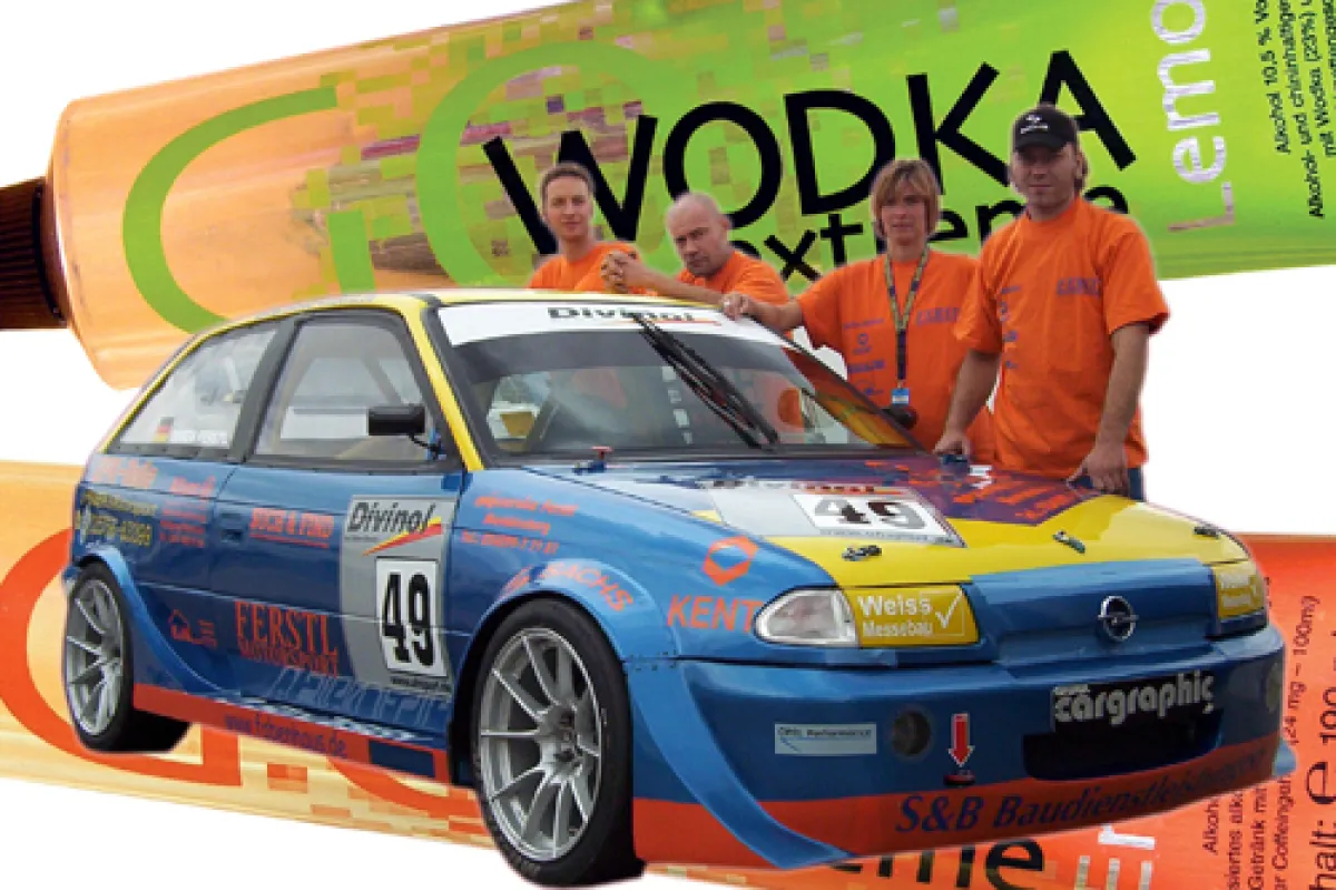 mit GO, dem ersten Getränk aus der Tube, startet Sören Ferstl (re.) und sein Motorsport Team in die Saison 2006