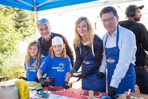 Bild: Sterneköchin Maria Gross und Ehepaar Dawo besuchen 'Kinderreisen'-Camp in Sondershausen