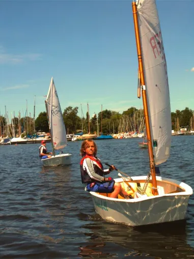 Bild: Erst Zeugnisse, dann kostenlos segeln und surfen // Berliner Bootsmesse startet Sommeraktion