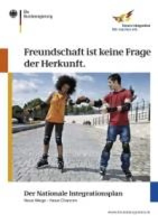 „Freundschaft ist keine Frage der Herkunft: Eines von vier Motiven, die von MC für die bundesweite Plakatkampagne zum Nationalen Integrationsplan entwickelt wurden.