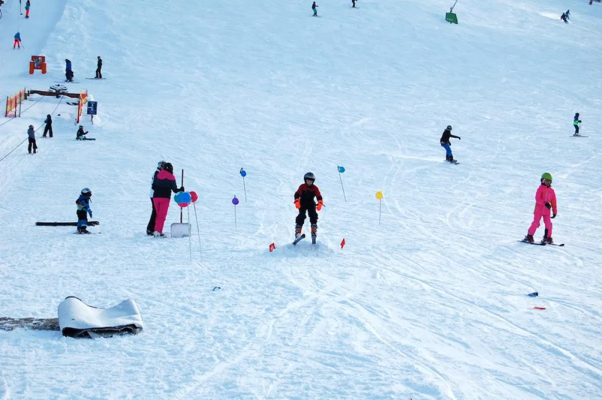 Übung macht den Meister. Das erfuhren die Skifahrer und Snowboarder in Hochkössen.
