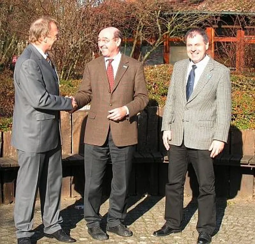 Jugenddorfleiter Jochen Nordau (links) und Siegfried Weber (rechts), Kaufmännischer Leiter, begrüßen Georg Michael Primus im Offenburger Jugenddorf (Bild: wort.laut).