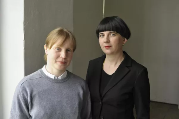 Bild: Barbara Buchmaier und Christine Woditschka mit dem ADKV-ART COLOGNE Preis für Kunstkritik 2014 ausgezeichnet