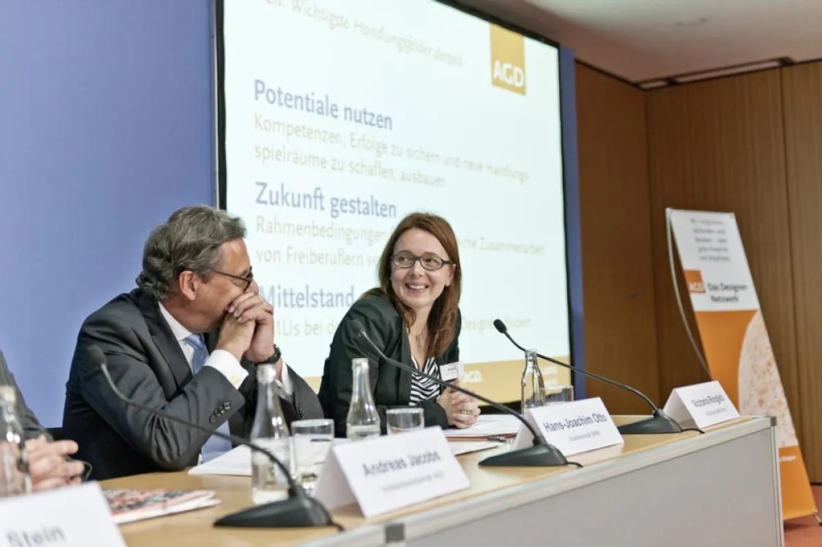 Staatssekretär Hans-Joachim Otto im Gespräch mit AGD-Geschäftsführerin Victoria Ringleb