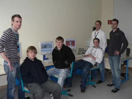 Förderschüler und Siemens-Azubis gestalten gemeinsam eigenen Webauftritt für die Nelli Neumann-Schule Bild: Förderschüler und Siemens-Azubis gestalten gemeinsam eigenen Webauftritt für die Nelli Neumann-Schule