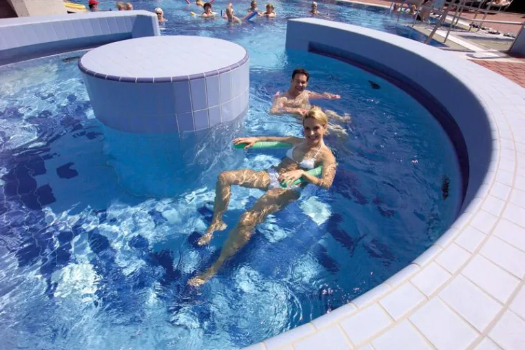 Bild: Gesundes Nass in Szene gesetzt: Bad Griesbachs Wohlfühl-Therme mit neuem Strömungskanal & Außen-Whirlpool