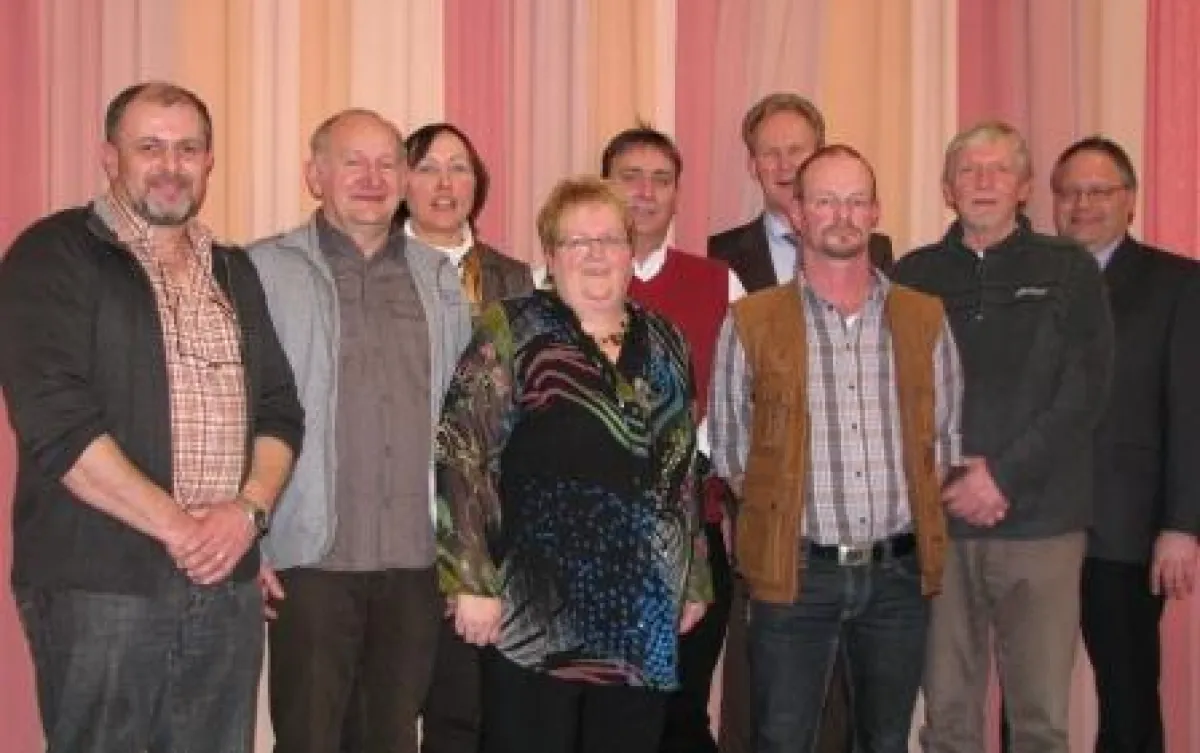 Die Jubilare mit Frank Oeltjen (r.) und Geschäftsführer Jan Eyting (4. v.r.).