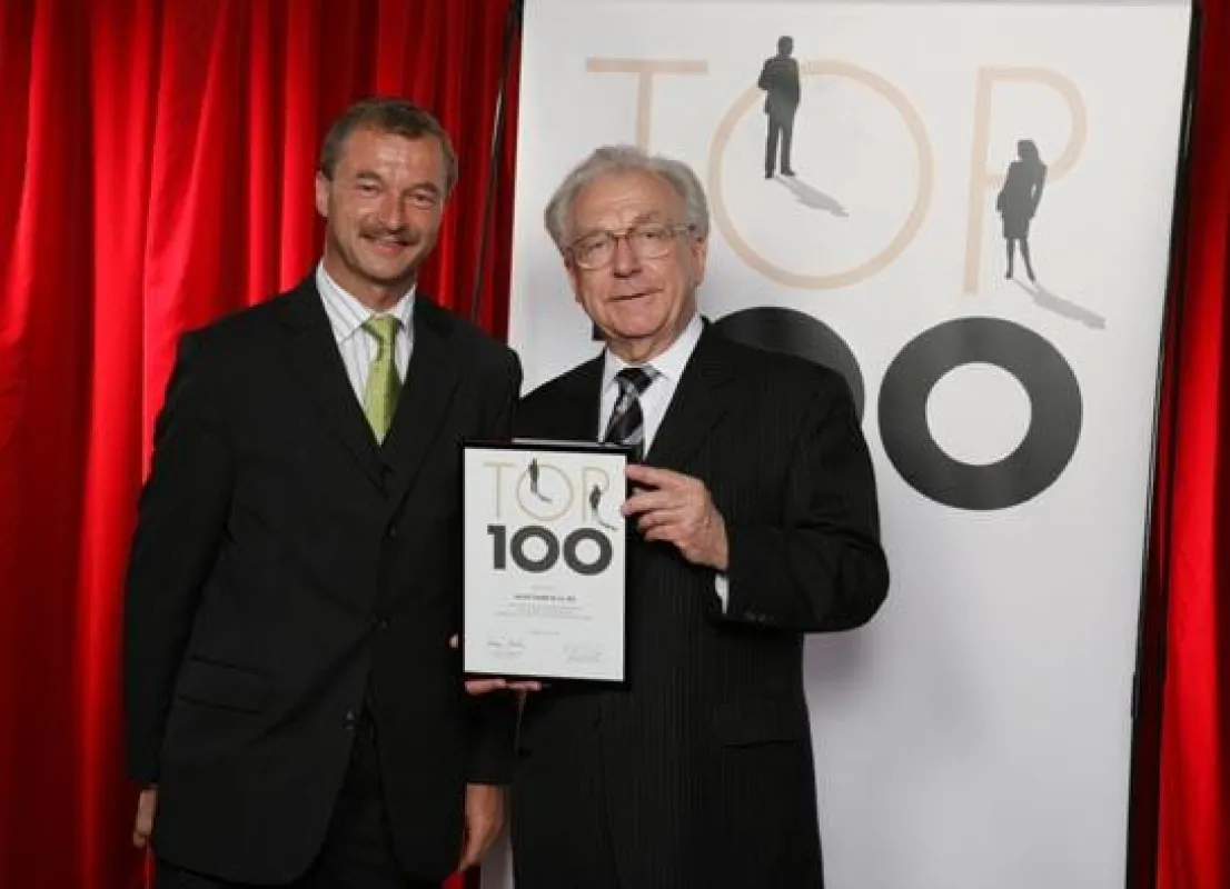Bei der Verleihung von TOP 100: Klaus Kiesel, Geschäftsführer der ulrich GmbH & Co. KG mit Lothar Späth