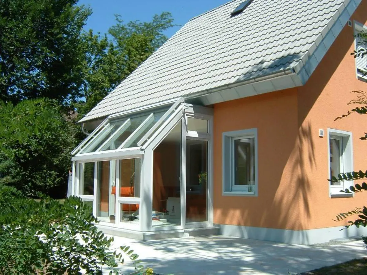 Die Hermann Vollmer KG hat mit dem 123-Wintergarten-Bausatz Do-it-yourself eine Besonderheit auf den Markt gebracht. Das Unternehmen liefert die Teile und der Hausbesitzer baut mit ein wenig handwerkl