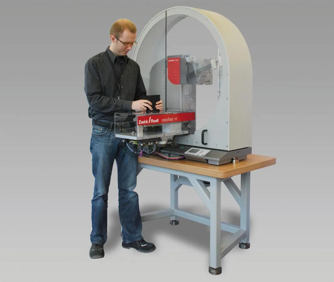 Roboter-Prüfsystem Zwick roboTest H für automatisierte Schlagversuche im Charpy- und Izod Verfahren.