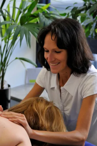 Bild: Entspannung im Büro: Mobile Massageliege spart Unternehmern Zeit und Geld