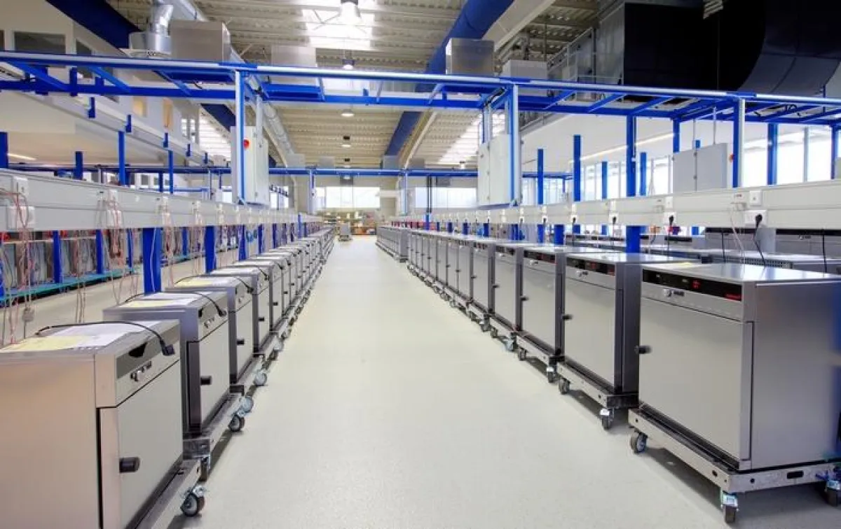 Blick ins neue Memmert-Prüfzentrum für die Endprüfung der Geräte