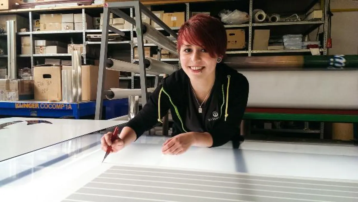 Anise Beuse aus Göttingen macht eine Ausbildung zur Werbetechnikerin. Quelle: Die Signmaker GmbH.