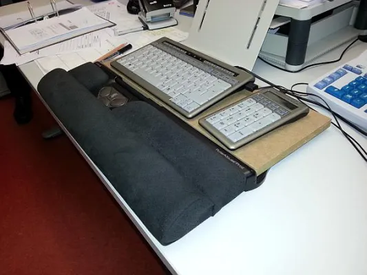 Bild: Ergonomischer Büroarbeitsplatz bei Zustand nach Morbus Kienböck