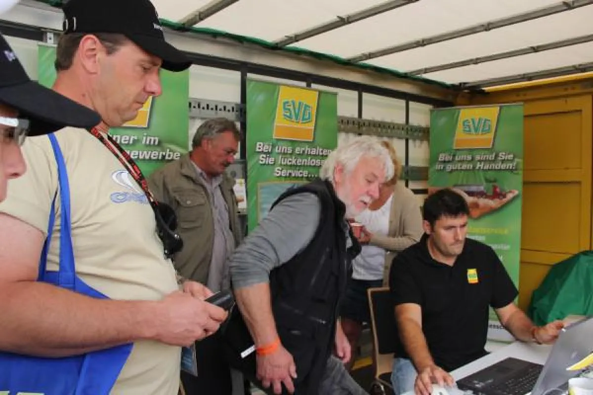 Trucker standen Schlange am SVG-Zelt, um ihre Fahrerkarten auslesen zu lassen.