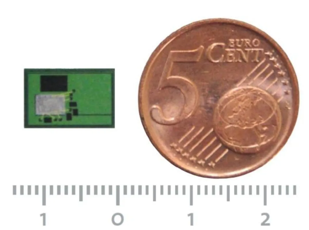 Die Größe des TheraMon Chips beträgt nur ca. 8 x 12 mm.