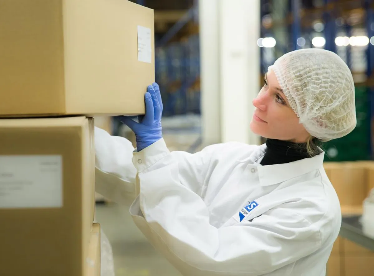 Gut geschult: B+S-Mitarbeiter kommissionieren und konfektionieren im neuen Lager. (Foto: B+S GmbH)