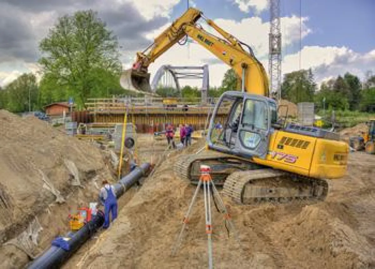 Multitalent Raupenbagger im Einsatz beim ersten Brückenbau mit Fußbodenheizung.