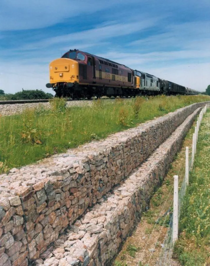 Langlebigkeit durch effiziente Technik: Betafence-Gabionen zur Hangbefestigung