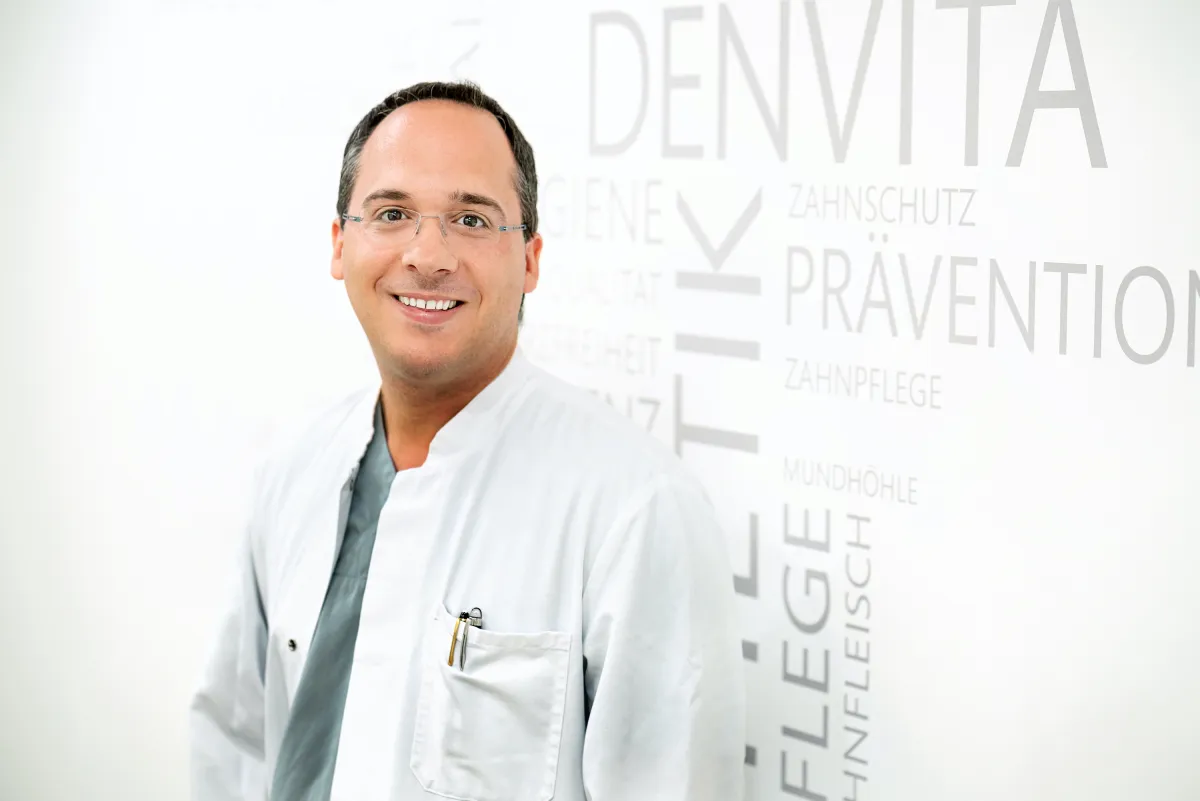 Der Kölner Oralchirurg und Implantologe Dr. Michail Skoulatos bietet feste neue Zähne an einem Tag (© © Denvita Dentalzentrum Köln, Michail Skoulatos. Foto: Dirk Moll)