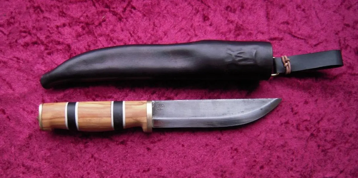 Ein Messer aus Handarbeit in edler handgenähter Lederscheide
