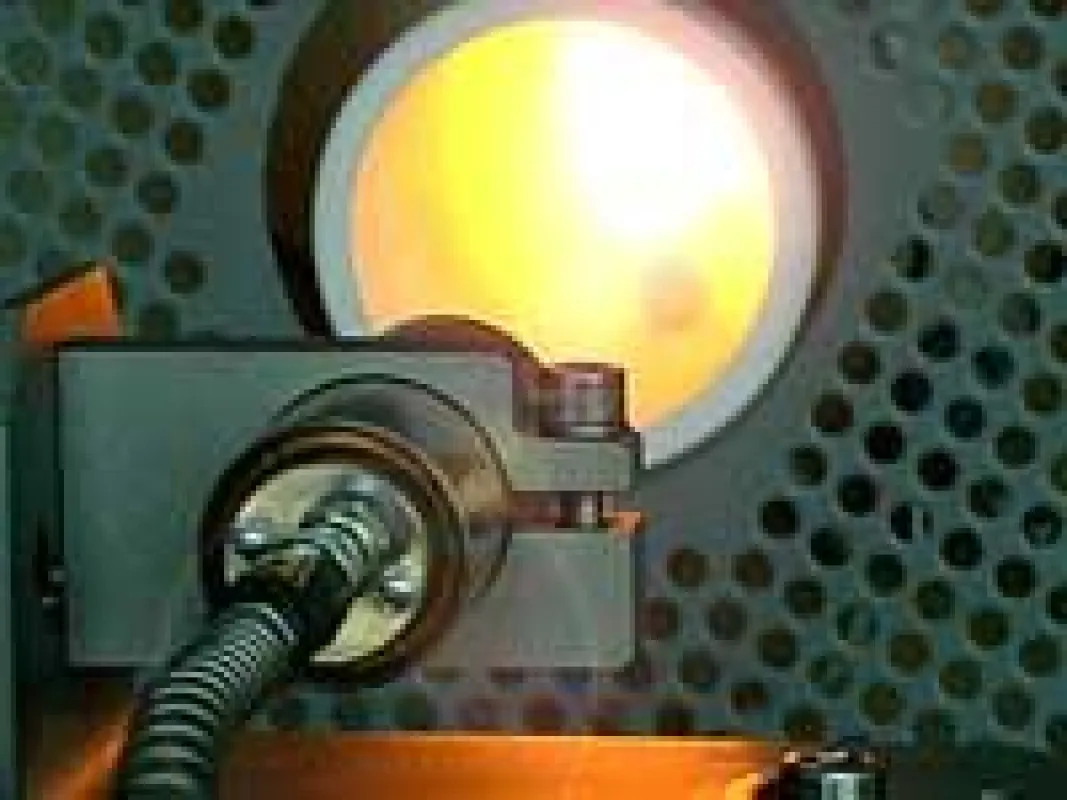 Das Quotienten-Pyrometer kann dank Lichtleitertechnik bei hohen Umgebungstemperaturen eingesetzt werden
