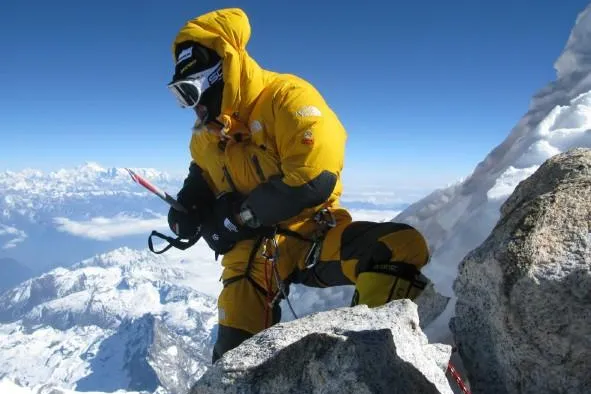 Bild: Simone Moro bezwingt Makalu im Winter