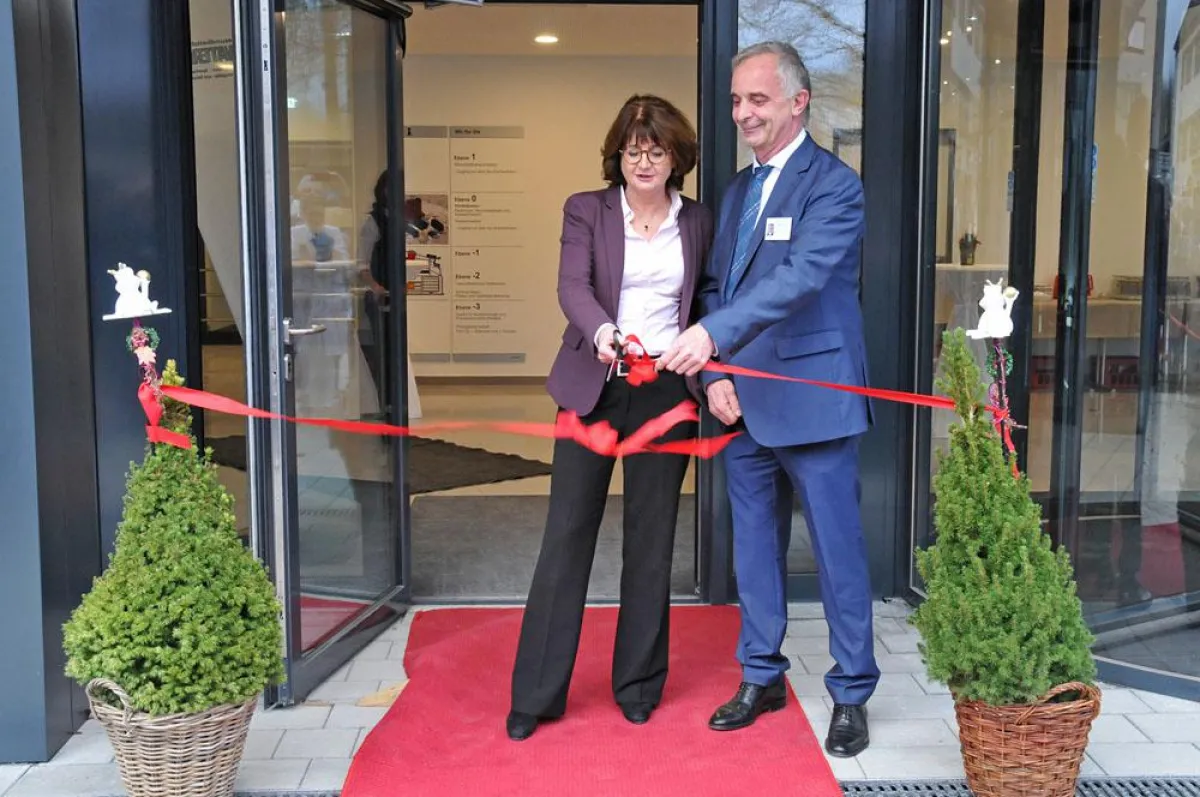 Bettina am Orde und Hans-Peter Jochum eröffnen das Tumorzentrum in Bochum