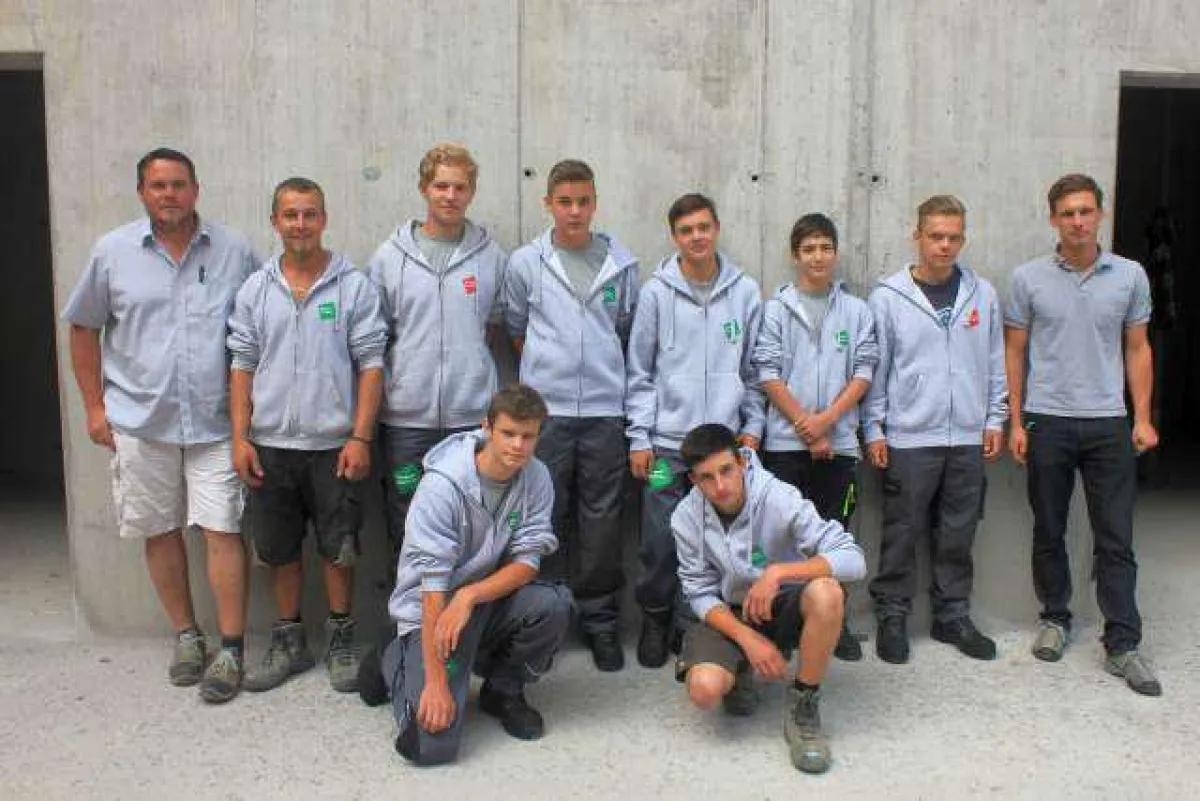 Acht Lehrlinge beginnen bei Tomaselli Gabriel Bau ihre Ausbildung zum Maurer oder Tiefbauer