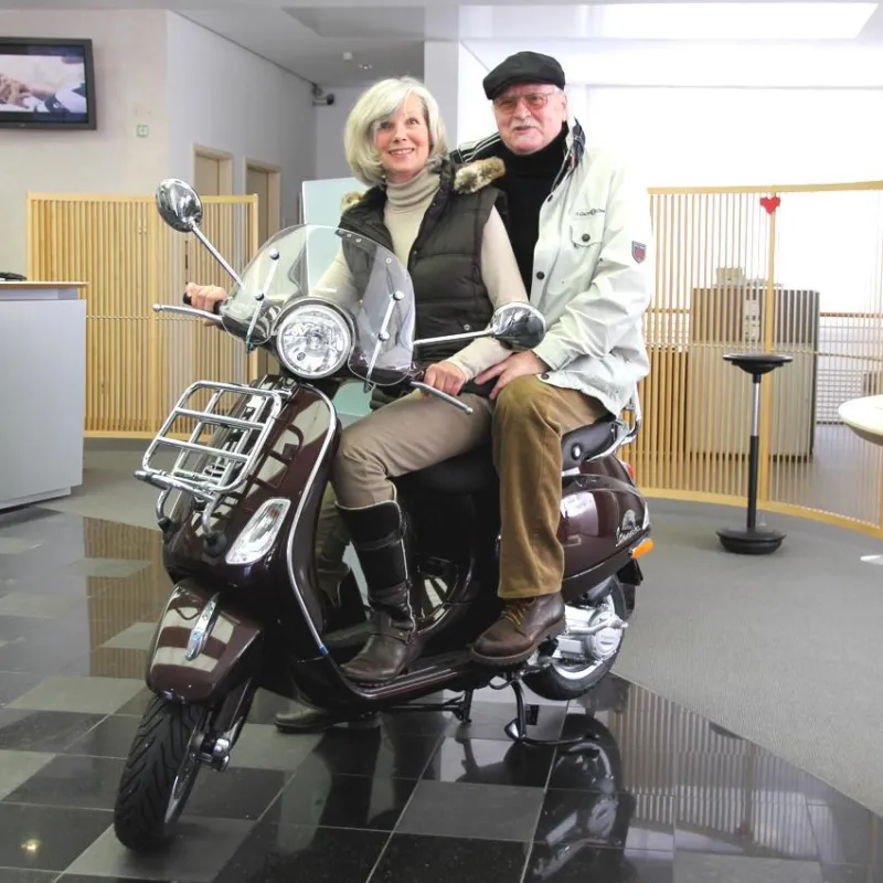 (v.ln.r.). Die Eheleute Mees bei der symbolischen Übergabe der Vespa in Langenselbold .