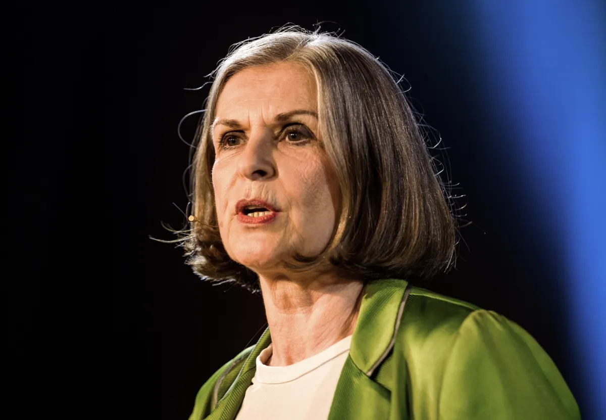 Andrea Noack erhält den Excellence Award für ihre Rede (© Dominik Pfau)