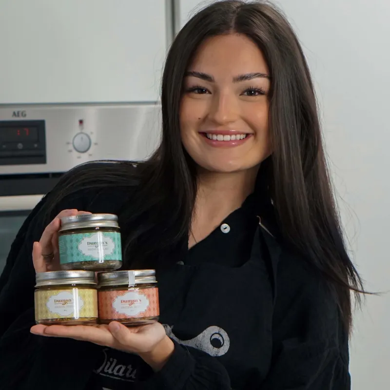 Dilara Duman mit Duman's oriental Spices (© Frauenstoff GmbH)